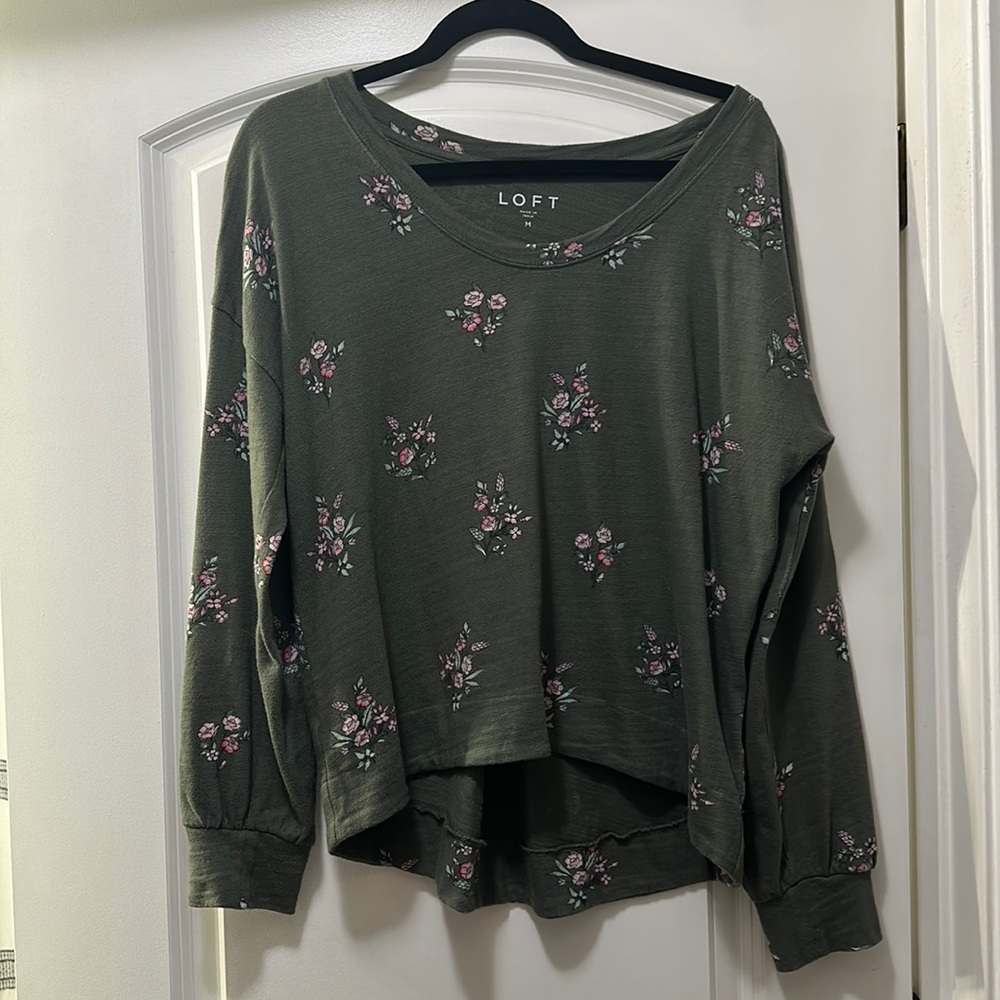 *** Super comfy and cute!! Green floral loft SZ M sweatshirt.